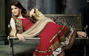 Aesthetic Sonali Bendre strikes a pose in traditional wear